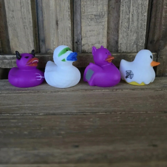12 Halloween Rubber Ducks - Picture 2 of 6